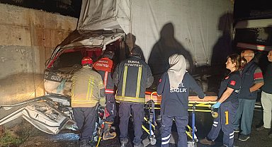 Kaza yapan kamyon vinçle kaldırılırken zincirleme kaza meydana geldi: 4 yaralı