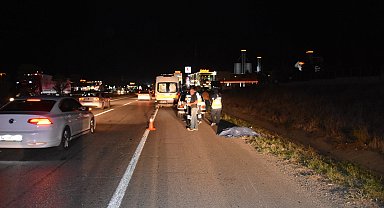 Kırıkkale'de emniyet şeridinde yürüyen kişi, otomobilin çarpmasıyla öldü