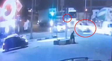 Kırmızı ışıkta geçen yaya, otomobilin çarpmasıyla öldü; kaza kamerada