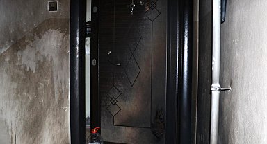 Komşusunun kapısına tiner döküp yaktı
