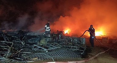 Madde bağımlılarının ateşe verdiği geri dönüşüm tesisindeki yangın söndürüldü