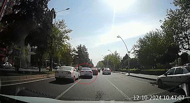 Makas atarak ilerleyen sürücüyü kırmızı ışıkta durunca uyardı