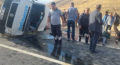 Malatya'da yolcu minibüsü devrildi: 1'i ağır 17 yaralı