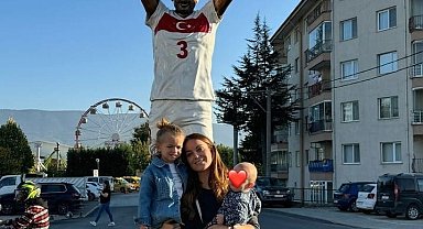 Merih Demiral'ın eşi çocuklarıyla birlikte Bolu'da eşinin heykeli önünde fotoğraf çektirdi