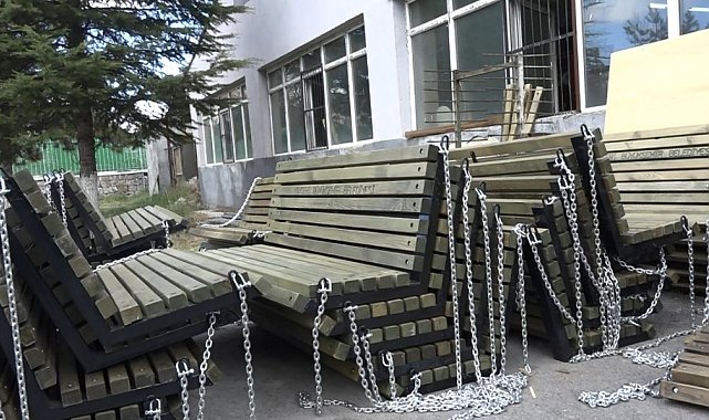 Millet bahçesinin salıncakları, liselilerden