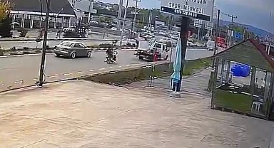 Motosikletin kamyonete çarptığı kaza kamerada; 2 çocuk yaralı