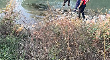 Nehre giren yabancı uyruklu genç boğuldu