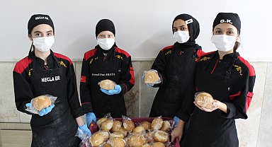 Öğrenciler, okuldaki fırın atölyesinde her gün 5 bin adet ekmek üretiyor