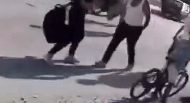 Okul çıkışı 'torpil' patlatan çocuklara saldırdı; o anlar kamerada