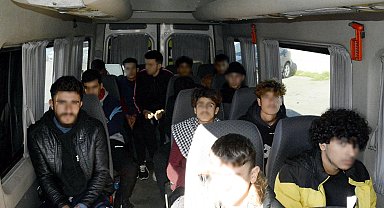 Okul taşıtı görüntüsü verilen minibüste 15 kaçak göçmen yakalandı
