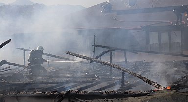 Ordu'da, izolasyon malzemesinden çıkan yangında iki daire kullanılamaz hale geldi
