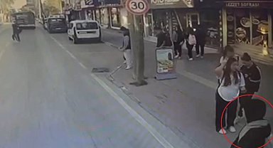 Otobüsün çarpmasıyla yaralanan kadının yola savrulan cep telefonu çalındı; kaza anı kamerada