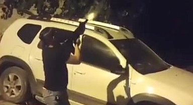 Otomatik tüfekle havaya ateş açtı; o anlar kamerada