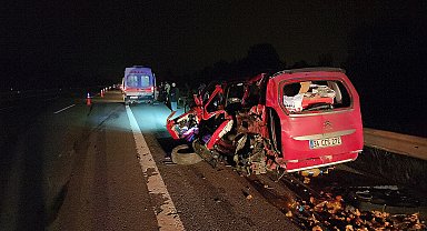 Otoyolda kamyon minibüse çarpıp yan yattı: 2 yaralı