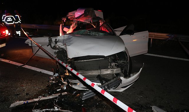 Otoyolda TIR'a çarpan otomobildeki 2 kişi öldü