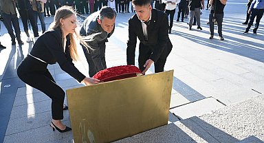 Özgür Özel, Şehitler Abidesi'ni ziyaret etti