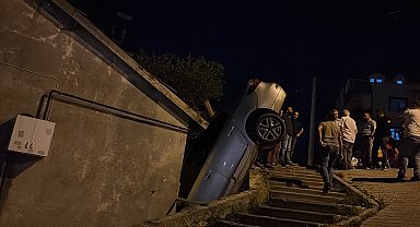 Park halindeyken hareket eden otomobil, ev ile istinat duvarı arasındaki boşluğa düştü