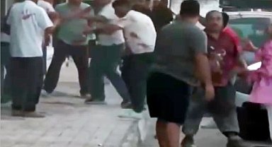 Polisi aradı, kavgayı görüntülemeye devam etti