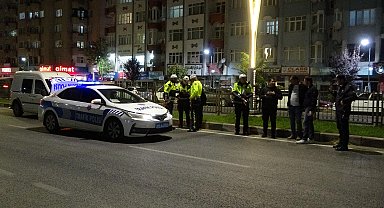 Refüjdeki demirlerden atlayıp, yolun karşısına geçmek isterken canından oldu 