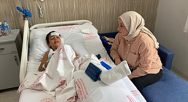 Rize'de okulun demir kapısı üzerine düşen çocuk yaralandı