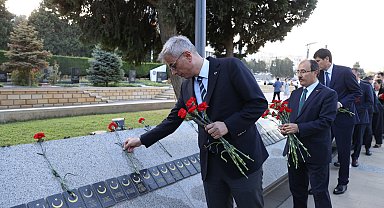 Sağlık Bakanı Kemal Memişoğlu, Bakü'de şehitlikleri ziyaret etti