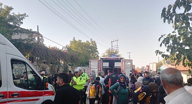 Servis minibüsü ile halk otobüsü çarpıştı: 17'si öğrenci, 24 yaralı