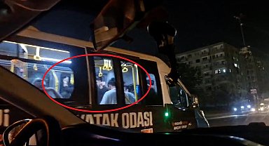 Seyir halindeki yolcu minibüsünde çiftetelli oynadılar