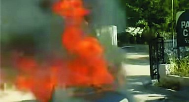 Seyir halindeyken alev alan otomobil, yandı