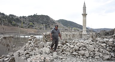 Su altında kalmadan önce çalıştığı köyü, yıllar sonra yürüyerek gezdi