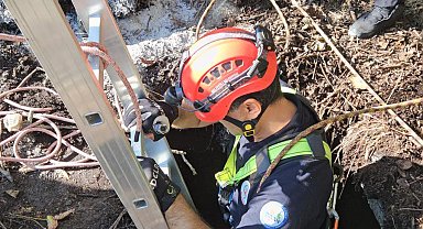 Su kuyusuna düşen kediyi itfaiye kurtardı