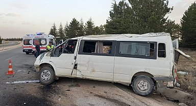 Tarım işçilerini taşıyan minibüs devrildi: 1'i çocuk 2 ölü, 13 yaralı