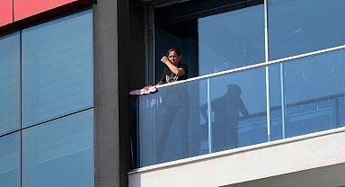 Temizlik yaparken balkonda mahsur kaldı