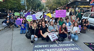 Tunceli'de kadınlar, 'kadın cinayetleri'ne tepki için yürüdü, yol kapattı