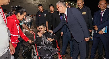 Türk vatandaşlarını taşıyan TCG Bayraktar, Mersin Limanı'na ulaştı