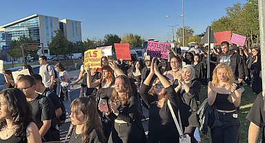 Üniversiteliler, kadın ve çocuk cinayetlerine karşı siyah giyinip 10 kilometre yürüdü