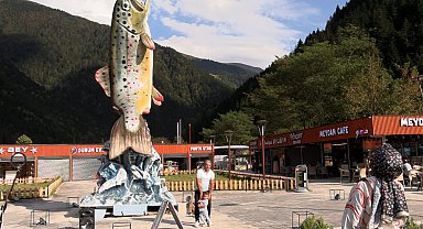 Uzungöl'de turizmin simgesi alabalığa heykelli vefa