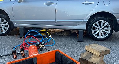 Yaralanan köpek, girdiği park halindeki otomobilin altına sıkıştı