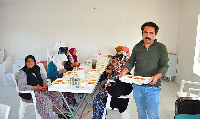 Yemek yapmakta zorlanan annesinden esinlenen muhtar, yaşlılara her gün yemek hazırlıyor