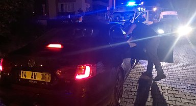 Yolun ortasında, çalışır vaziyetteki otomobilinde sızdı