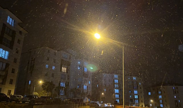 Yüksekova'ya mevsimin ilk karı yağdı