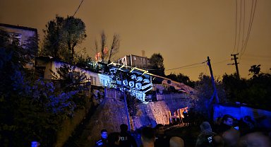 Zonguldak'ta evlerin bahçesine devrilen TIR'ın şoförü öldü