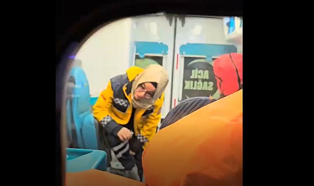 Acil tıp teknisyeni, kazada yaralanan çocuğa kendi çorabını giydirdi