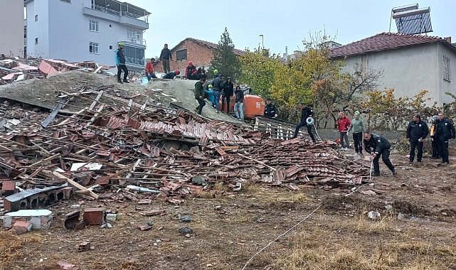 Ağır hasarlı bina çöktü; iş makinesi operatörü enkaz altında