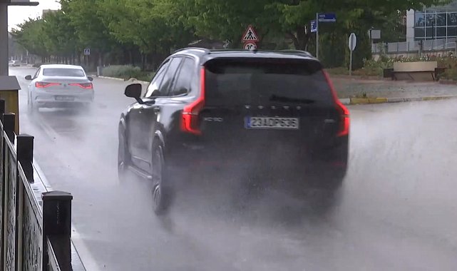 Elazığ'da sağanak; cadde ve sokaklar suyla doldu