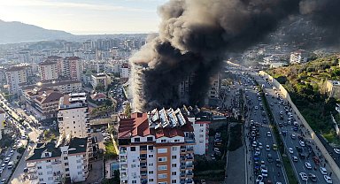 12 katlı binada çıkan yangında zemin ile ilk 2 katta büyük zarar oluştu