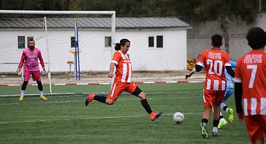 28 yıldır yeşil sahalarda top koşturuyor