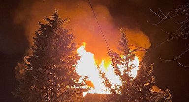 3 katlı apartmanın çatı katı alev alev yandı