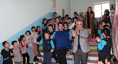 38 yıllık öğretmene, 25 yıldır görev yaptığı okulda Ferdi Tayfur şarkılı veda