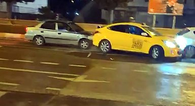 4 aracın karıştığı zincirleme kaza kamerada: 2 yaralı