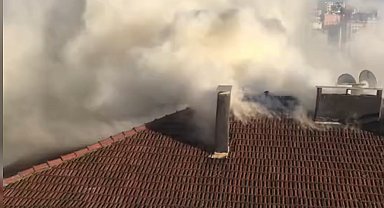4 katlı apartmanın çatısında yangın